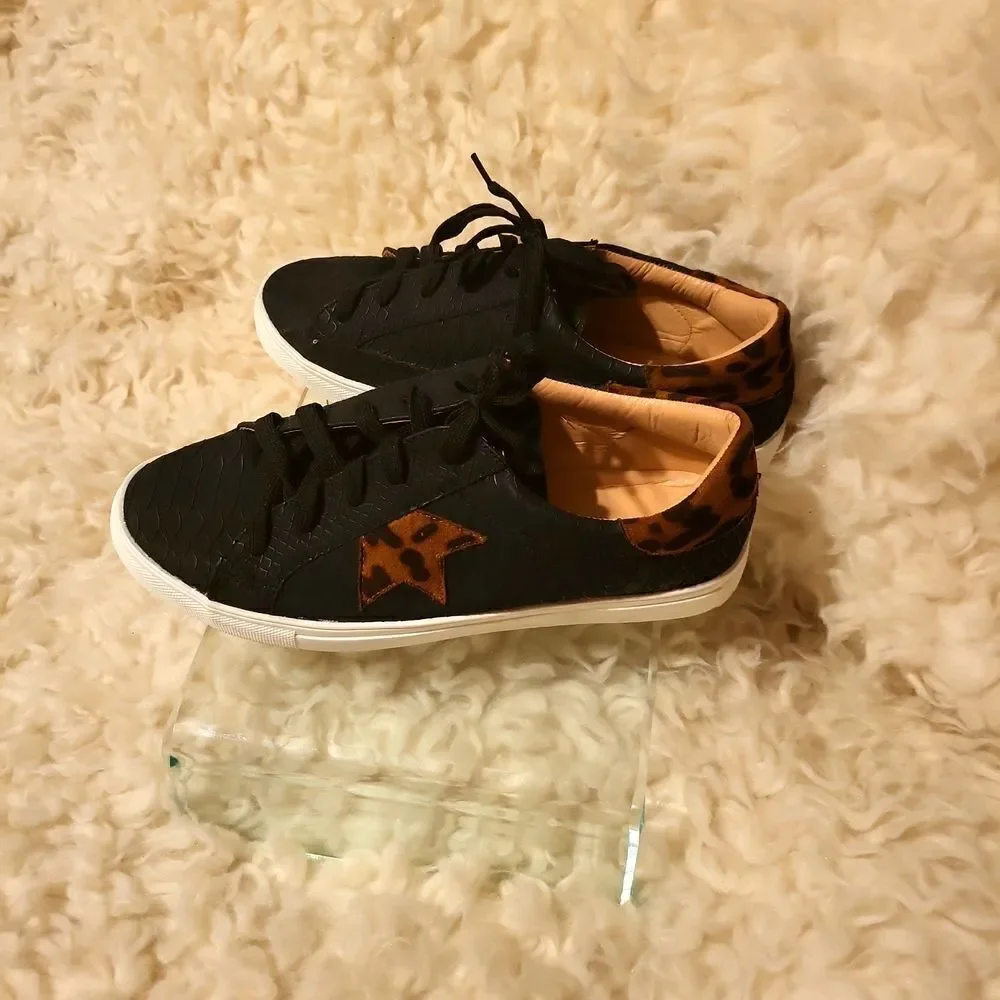 Size 11 Mata tennis shoes